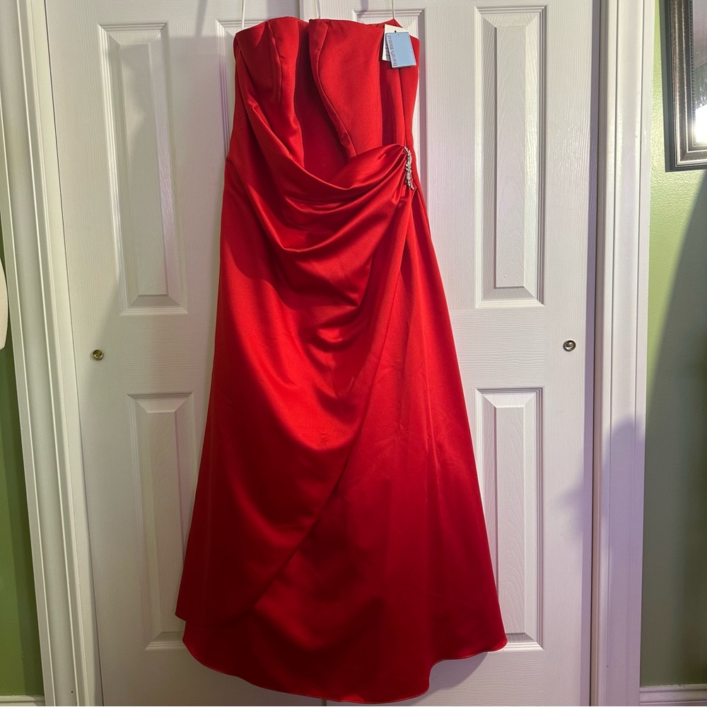 DB‎ Red Ball Gown Bridesmaid Strapless David’s Bridal size 20